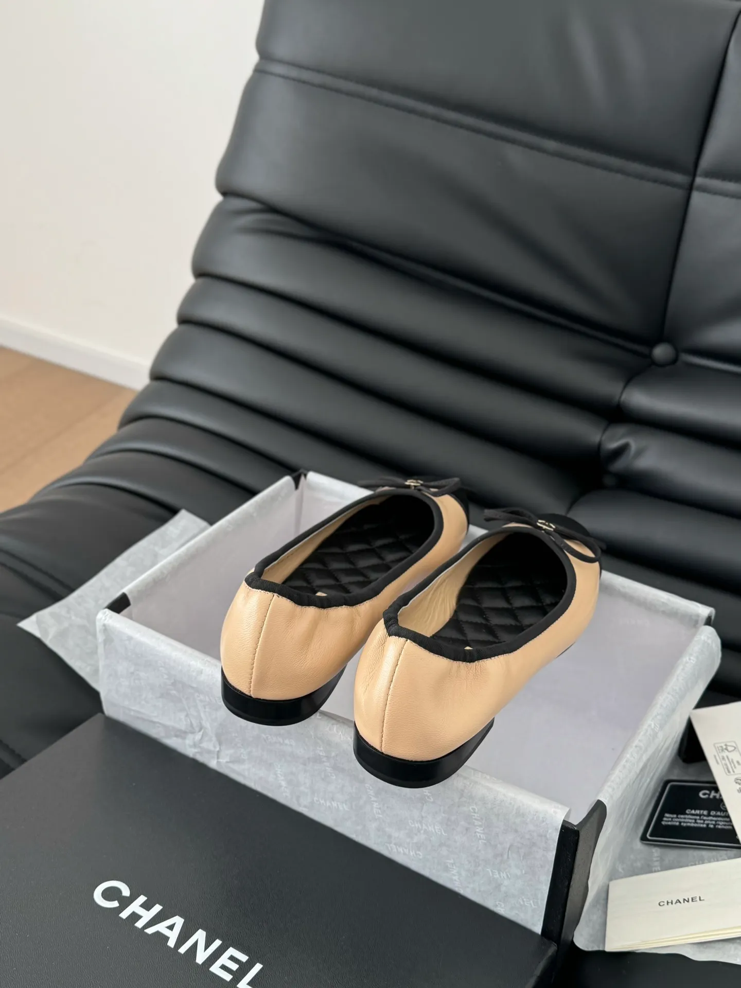 👟👟Ex-factory price 520👟👟 Chanel Xiaoxiang 25C new bow shoe series, original 1:1 replica, a classic among classics. It is perfect whether paired with trousers or skirts. The small round toe design is very good at modifying the foot shape. A must-have for little fairies! The upper is made of imported lambskin, the lining is made of top-grade mixed sheepskin, and the outsole is imported Italian cowhide. Size: 35-39 (40/41/42/43 customized)
